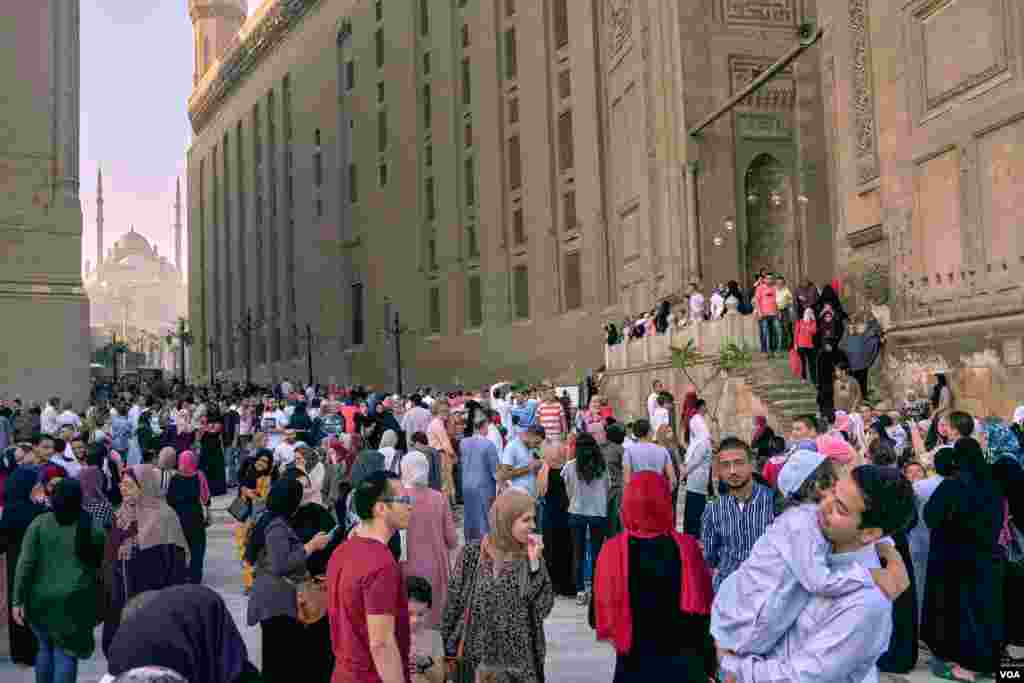 Muslims of Egypt gathered at the ancient mosque of Sultan Hassan for&#160;the Muslims Sacrifice feast -Eid Al-Adha- prayers as early as the sunrise in Old Cairo, Aug. 11, 2019.&#160;(H. Elrasam/VOA)