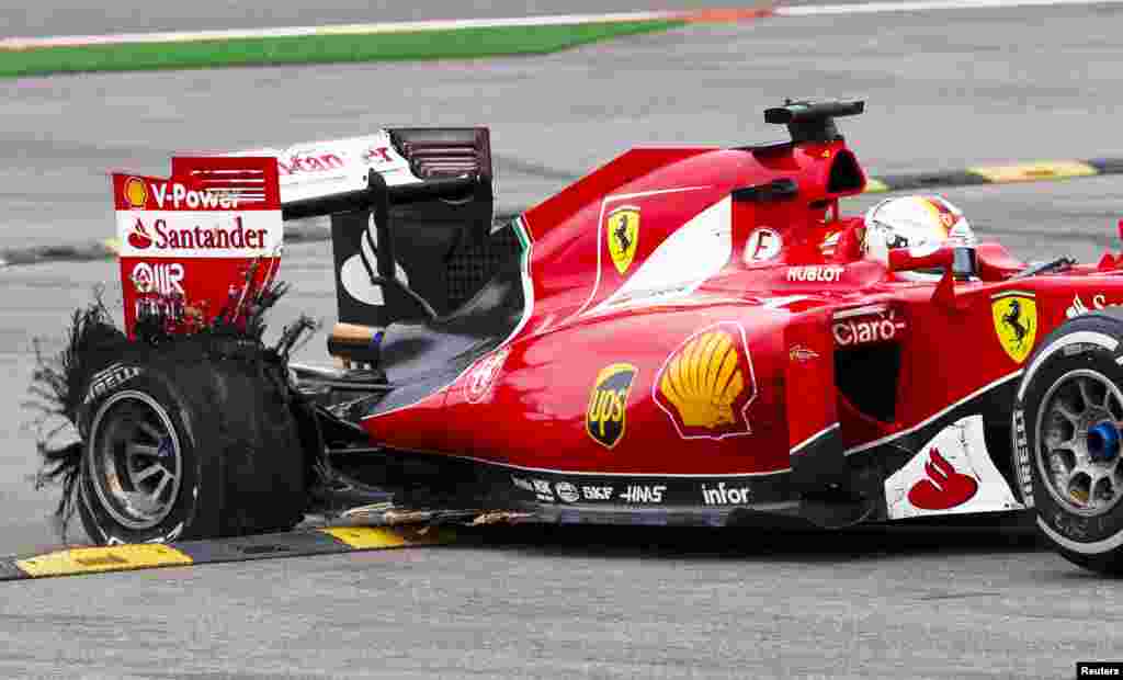 លោក Ferrari Formula One driver Sebastian Vettel ជនជាតិ​អាល្លឺម៉ង់​បើក​ឡាន​របស់​គាត់​ទៅ​កាន់​កន្លែង​សុវត្ថិភាព​បន្ទាប់​ពី​ការ​បែក​កង់​ក្នុង​ពេល​ប្រកួត​ F1 Grand Prix របស់​បែលហ្សិក (Belgium) នៅ​ក្នុង​តំបន់​ប្រកួត Spa-Francorchamps ប្រទេស​បែលហ្សិក។