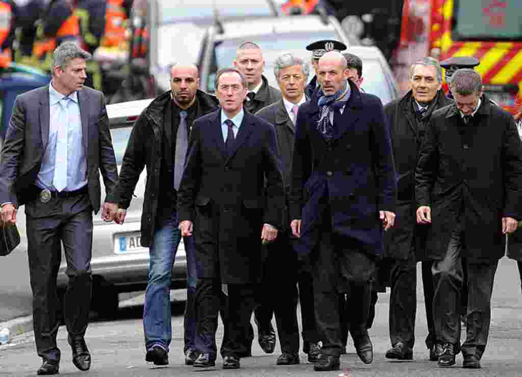 Menteri Dalam Negeri Perancis, Claude Gueant (ketiga dari kiri) tiba di lokasi untuk berbicara kepada para wartawan di Toulouse.