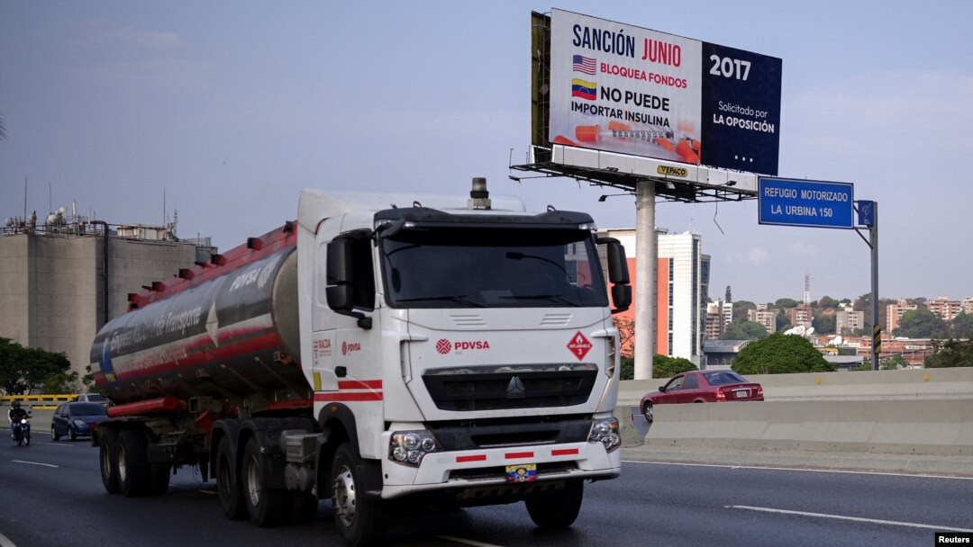Un cartel en la principal autopista de Caracas en rechazo a las sanciones de EEUU.