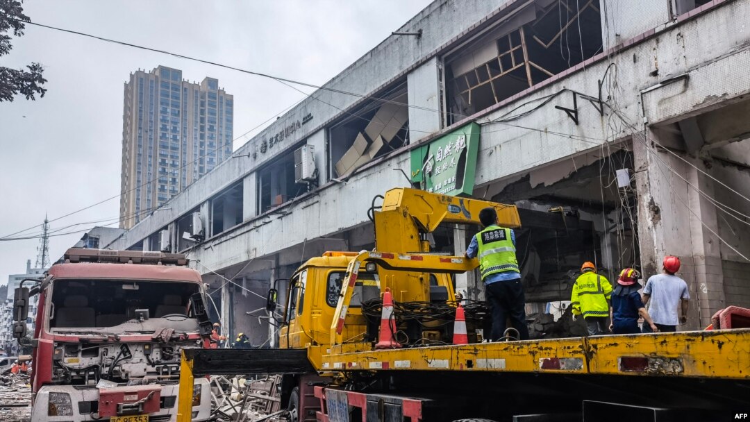 Para pekerja mencari korban di dalam gedung yang hancur akibat ledakan gas yang menewaskan 12 orang dan melukai puluhan lainnya, di Shiyan, Provinsi Hubei, China, Minggu, 13 Juni 2021. (Foto: CNS/AFP)