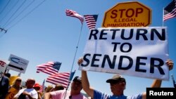 Manifestantes protestan la llegada de autobuses con inmigrantes indocumentados al centro de procesamiento de la Patrulla Fronteriza en Murrieta, California.