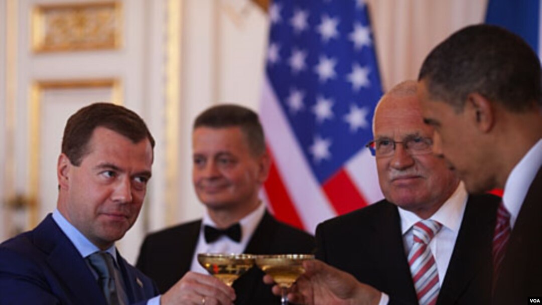 Presiden Rusia Dmitri Medvedev dan Presiden Barack Obama dalam pertemuan di Praha, 8 April 2010. Kedua Presiden sepakat untuk melakukan pengurangan senjata nuklir.