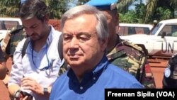 Le secrétaire général Antonio Guterres de l'ONU entouré des Casques bleus à Bangassou, en Centrafrique, le 25 octobre 2017. (VOA/Freeman Sipila)