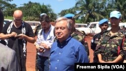 Le secrétaire général Antonio Guterres de l'ONU entouré des Casques bleus à Bangassou, en Centrafrique, le 25 octobre 2017. (VOA/Freeman Sipila)