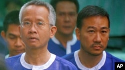 Thai 'Yellow Shirt' activist Veera Somkwamkid (L) and Thai Democrat Party lawmaker Panich Vikitsreth (R) walk at the Phnom Penh Municipal Court, 6 Jan 2011