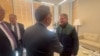 Стивен Хаббард (справа) встречается после освобождения со спецпредставителем президента США Стивеном Уиткоффом (на фото в центре) в Санкт-Петербурге, 21 октября 2026 года (Фото: Reuters)