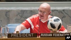 El embajador ruso en la ONU, Vassily Nebenzia, posa para una foto en su asiento en el Consejo de Seguridad el jueves, 14 de junio de 2018.