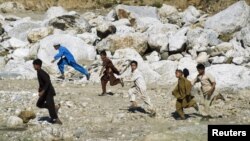 Anak-anak Afghanistan berlarian melintasi sebuah sungai kering di dekat desa Qandaro, Lembah Sungai Pech, propinsi Kunar, Afghanistan untuk menghindari tembakan (Foto: dok). Misi PBB di Afghanistan mengatakan jumlah warga sipil yang tewas di Afghanistan turun 12 persen dibanding tahun lalu.