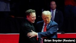 Le président élu Donald Trump et le patron de Tesla et d'X, Elon Musk à Washington le 19 janvier 2025