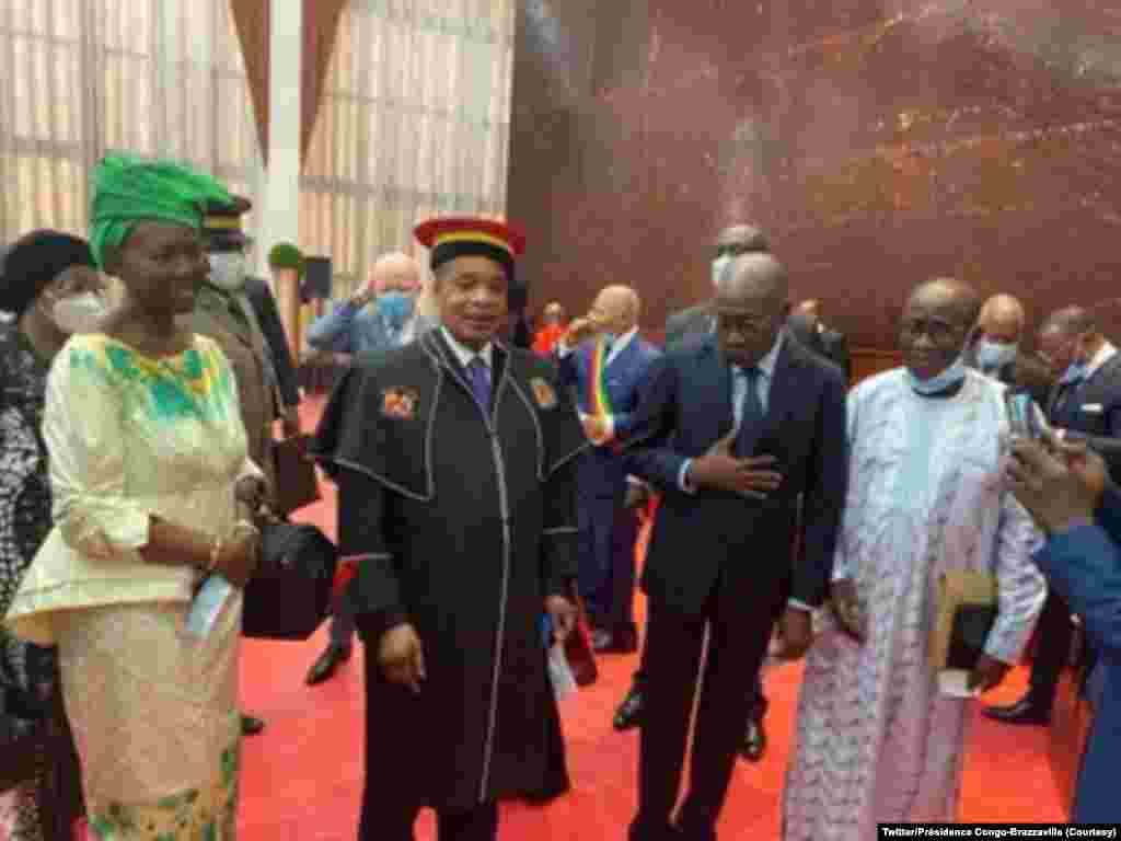 Pr&#233;sident Denis Sassou na bato basusu nsima na kozwa mbano ya Docteur Honoris Causa ya Universit&#233; Marien Ngouabi na Palais ya Congr&#232;s, Brazzaville, 12 novembre 2020. (Twitter/Pr&#233;sidence Congo-Brazzaville)