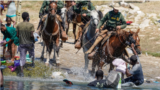 Duro trato a migrantes en la frontera sur causa indignación en EE. UU.