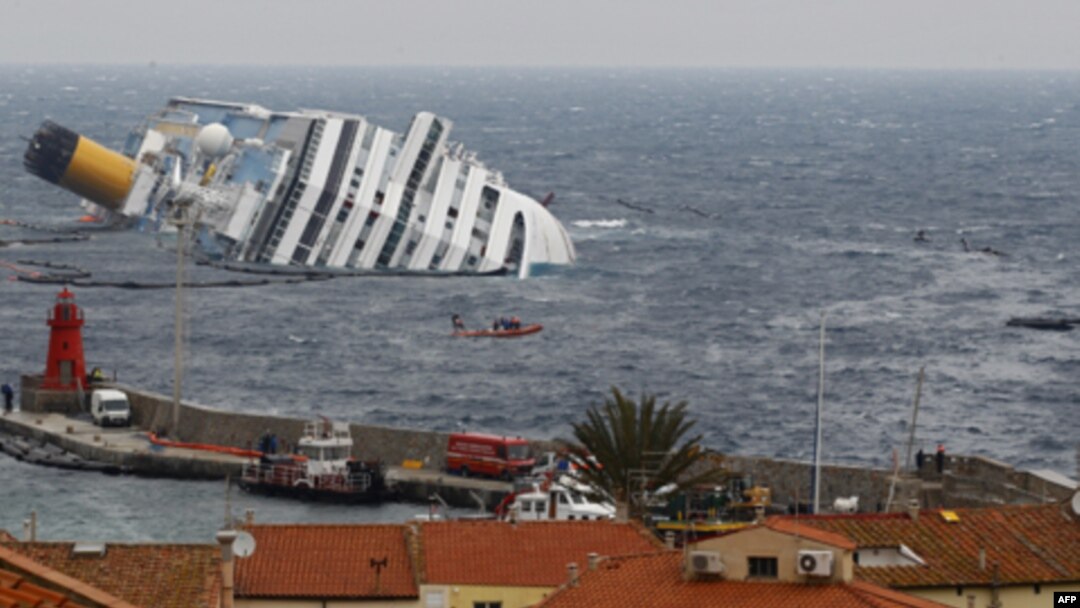 Một lớp dầu mỏng tràn ra từ tàu Costa Concordia mắc cạn ngoài khơi bờ biển phía tây nước Ý, 3/2/2012