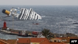 Một lớp dầu mỏng tràn ra từ tàu Costa Concordia mắc cạn ngoài khơi bờ biển phía tây nước Ý, 3/2/2012