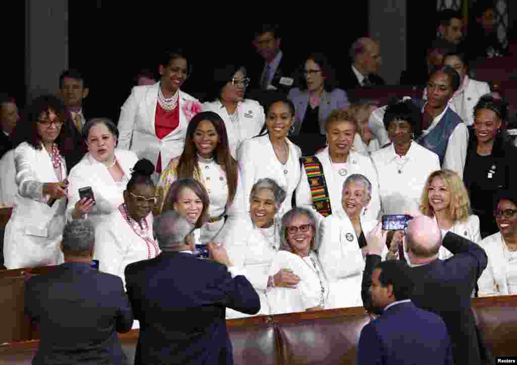 En el público reunido en el Capitolio de EEUU para presenciar el discurso de Biden, destacaron los atuendos de blanco sufragista que legisladoras demócratas vistieron para llamar la atención sobre los derechos de las mujeres.&nbsp;Esta es una tradición que comenzó hace años como parte de una reacción contra el expresidente Donald Trump durante sus intervenciones sobre Estado de la Nación.&nbsp;