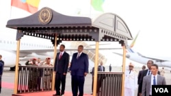 Djibouti President Ismaïl Omar Guelleh, right, welcomes Ethiopian Prime Minister Abiy Ahmed at Ambouli International Airport, April 28, 2018. (T. Muse/VOA)