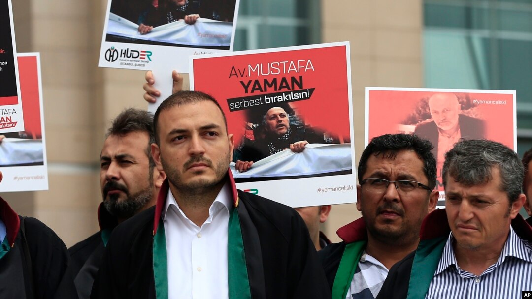 Para pengacara Turki melakukan unjukrasa di luar pengadilan di Istanbul, Senin, 17 Juli 2017, menuntut dilepaskannya Mustafa Yaman, seorang pengacara yang menurut media Turki ditahan awal bulan ini atas kecurigaan terkait dengan ulama Fethullah Gulen yang mengasingkan diri di AS (foto: AP Photo/Lefteris Pitarakis) 