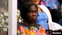 Simone Gbagbo, ex-première dame ivoire et épouse de l'ancien président Laurent Gbagbo, assise au banc des accusés lors du début du procès à la cour d'assises d'Abidjan, le 26 janvier.