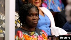 Simone Gbagbo, ex-première dame de la Côte-d'Ivoire formes assise au premier jour de son procès au palais de justice à Abidjan 26 Décembre 2014.