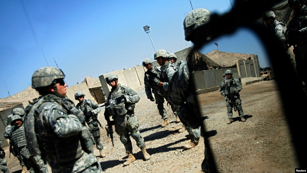 Binh sĩ Mỹ chờ nhận lệnh trước khi đi tuần phòng ở Baghdad 14/8/07 