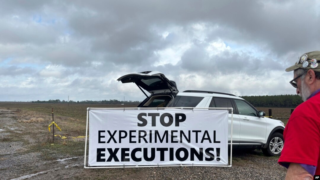 Activistas contra la pena de muerte colocan carteles a lo largo de la carretera que conduce al Centro Correccional Holman en Atmore, Alabama, antes de la ejecución programada de Kenneth Eugene Smith el 25 de enero de 2024 en Estados Unidos