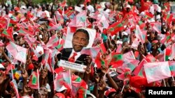 Les partisans du principal parti d'opposition angolais, l'UNITA, ors d'un rassemblement électoral à Luanda le 25 août 2012. REUTERS / Siphiwe Sibeko