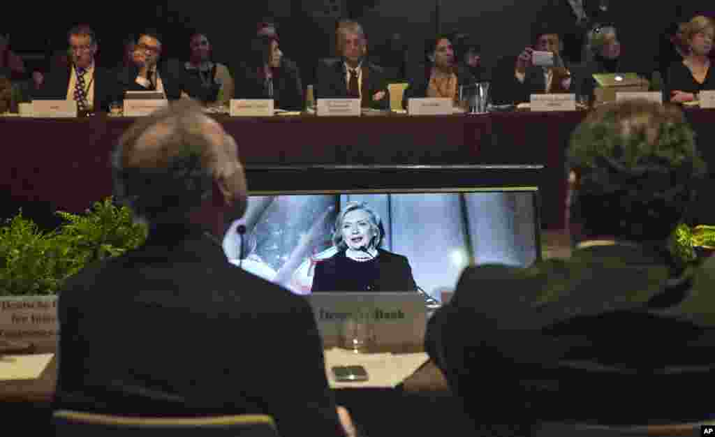 Para peserta KTT Aliansi Global untuk Kompor bersih melihat pidato mantan Menteri Luar Negeri AS Hillary Rodham Clinton dari layar,di New York, 21 November 2014. (AP/Bebeto Matthews)