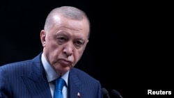 Cumhurbaşkanı Recep Tayyip Erdoğan Almanya’dan dönüş uçağında gazetecilerin sorularını yanıtladı. (ARŞİV)