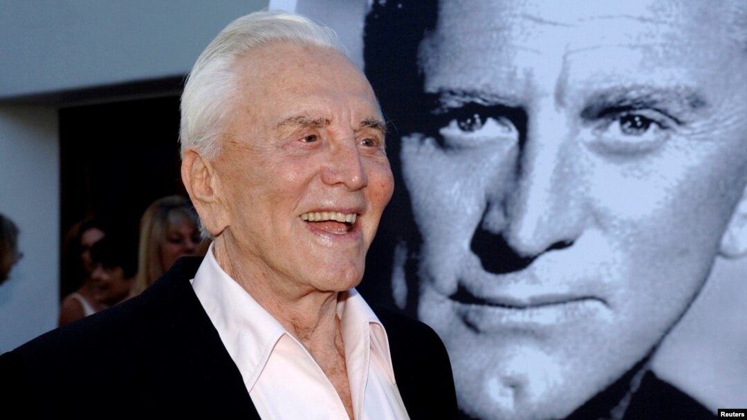Kirk Daglas primio je nagradu za izuzetna dostignuća na filmu na festivalu u Santa Barbari u Kaliforniji, 30. jula 2006. (Foto: Reuters)