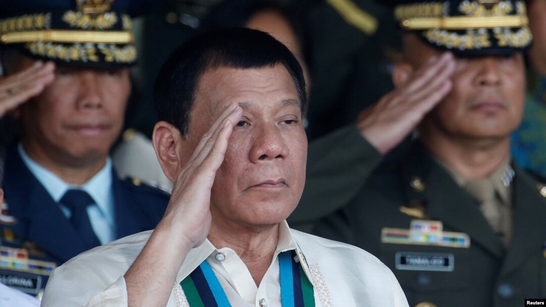 Presiden Filipina Rodrigo Duterte memberi hormat dalam perayaan ulang tahun militer negara itu di kota Quezon, Manila (21/12). (Reuters/Erik De Castro)