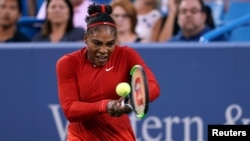 Serena Williams mengembalikan servis Daria Gavrilova di turnamen Western and Southern di Lindner Family Tennis Center, Mason, 13 Agustus 2018.