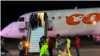 Imagen de uno de los dos aviones de Conviasa provenientes de EEUU con migrantes deportados tras aterrizar en el aeropuerto internacional Simón Bolívar, la noche del 10 de febrero de 2025. VOA/Adriana Núñez Rabascall