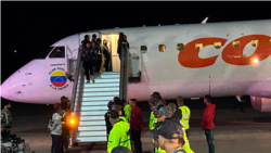 Imagen de uno de los dos aviones de Conviasa provenientes de EEUU con migrantes deportados tras aterrizar en el aeropuerto internacional Simón Bolívar, la noche del 10 de febrero de 2025. VOA/Adriana Núñez Rabascall