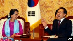 Pemimpin demokrasi Burma Aung San Suu Kyi (kiri) berbincang dengan Presiden Korea Selatan Lee Myung-bak di Rumah Kepresidenan Gedung Biru di Seoul, 29 Januari 2013. (AP Photo/Lee Jae-won, Pool)