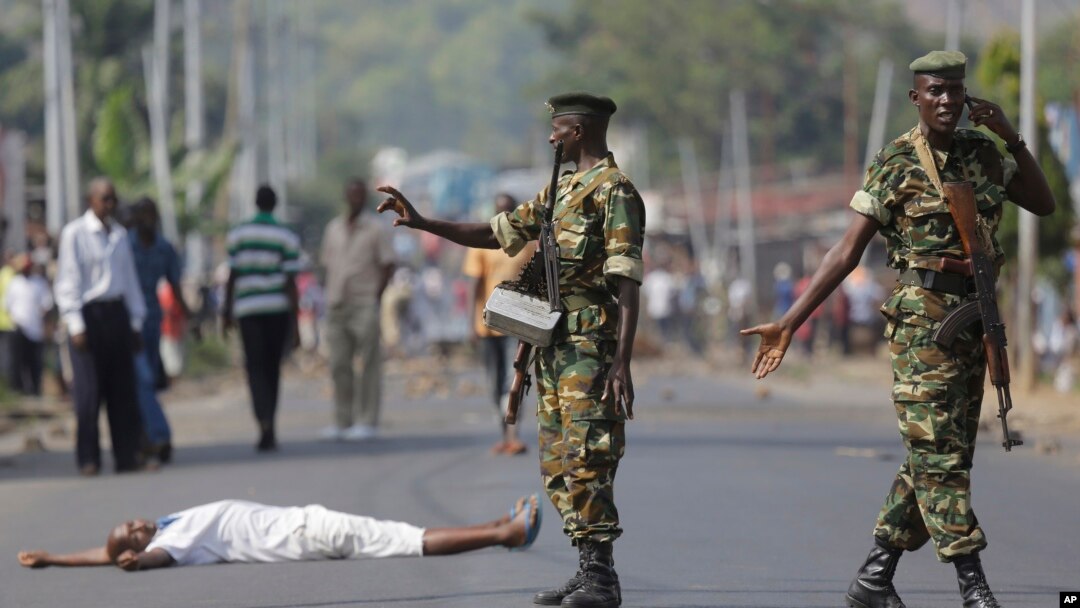 Un manifestant couché sur l'asphalte à Musaga, quartier de Bujumbura, lundi 18 mai 2015.