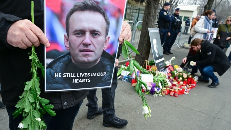 Протестно писмо за смртта на Навални во сандачето на руската амбасада во Скопје