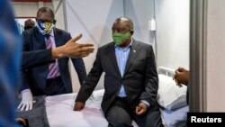 Le président sud-africain Cyril Ramaphosa visite les installations de traitement du COVID-19 au NASREC Expo Center de Johannesburg, Afrique du Sud, le 24 avril 2020. (AFP)