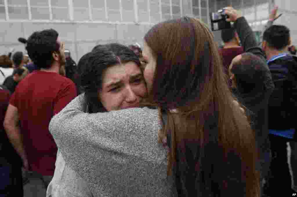 Una mujer llora después de que los guardias civiles arrastraran a algunos votantes&nbsp; fuera de la entrada del centro deportivo, asignado como lugar de votación para el referéndum independentista catalán en Sant Julià de Ramis, cerca de Girona, el 1 de octubre de 2017.