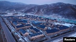 Pemandangan tampak atas dari Wisma Atlet untuk pagelaran Olimpiade Musim Dingin Beijing 2022, yang berlokasi di Zhangjiakou, Hebei, China. Foto Diambil pada 20 November 2021. (Foto: Reuters/Thomas Suen)