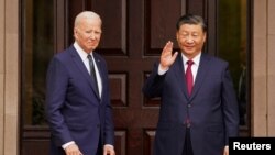 El presidente chino Xi Jinping saluda al iniciar su reunión con el presidente estadounidense Joe Biden en la finca Filoli, al margen de la cumbre de Cooperación Económica Asia-Pacífico (APEC), en Woodside, California, el 15 de noviembre de 2023.