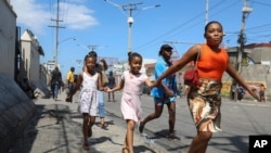 Sejumlah warga melarikan diri dari tempat tinggal mereka untuk menghindari kekerasan akibat aksi geng bersenjata di wilayah Delmas di Port-au-Prince, Haiti, pada 25 Februari 2025. (Foto: AP/Odelyn Joseph)