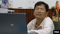 FILE: Cambodian Veteran Journalist Saing Soenthrith sat at his desk at the Cambodia Daily's newsroom on November 03, 2014. (Photo by Neou Vannarin)