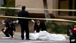 Petugas koroner Orange County di California memindahkan jenazah korban penembakan di daerah itu (19/2). (AP/Jae C. Hong)