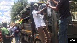 Abantu bejabulela amasotsha