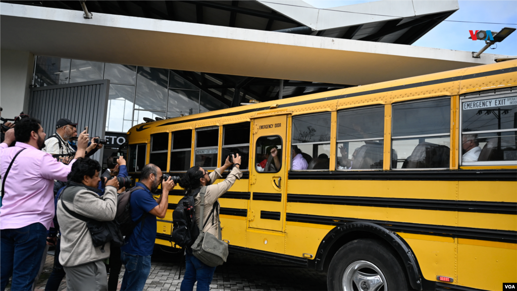 Presos políticos nicaragüenses liberados parten en un autobús tras su llegada a la Base Aérea de la Ciudad de Guatemala el 5 de septiembre de 2024. Estados Unidos ha ofrecido que los nicaragüenses excarcelados la posibilidad de optar al programa migratorio de Movilidad Segura.