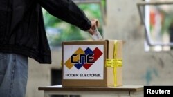 2020年12月6日一名男子在委内瑞拉加拉加斯投票站投票