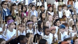 200 Siswa SD Amerika Ramaikan Konser Angklung