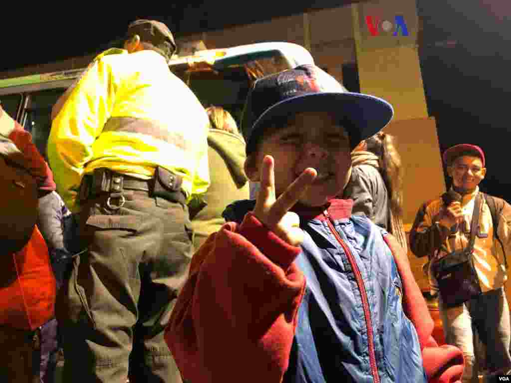 Las autoridades entregaron brazaletes de seguridad a los migrantes para abordar los buses y garantizar su identificación. (Foto: Celia Mendoza - VOA)