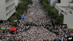 22일 홍콩 대학교 광장에서 학생들이 시위를 벌이고 있다. 수천명의 학생들이 수업을 거부하고 중국의 정책에 반대하는 집회를 열었다. 