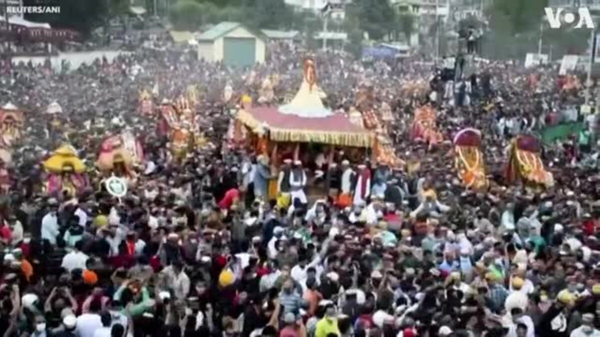 huge-crowds-gather-in-northern-india-to-celebrate-hindu-festival